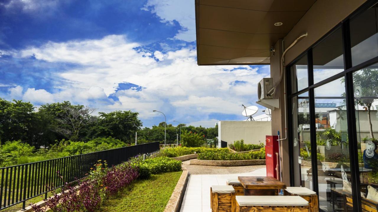 Azalea Suites Cikarang By Jayakarta Group Eksteriør bilde